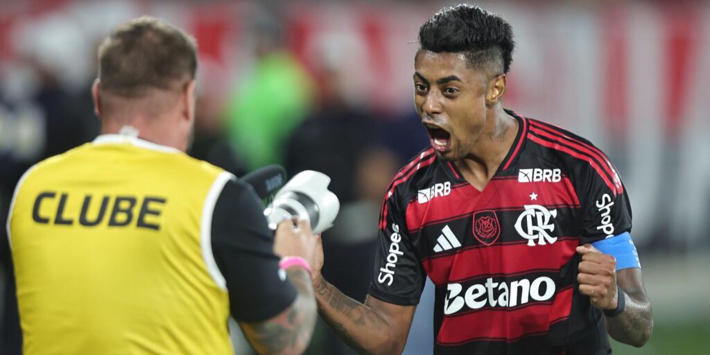 fla-vence,-aproveita-derrota-do-palmeiras-e-volta-a-igualar-rival