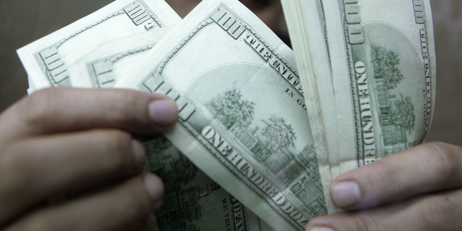 dolar-fecha-estavel,-mas-acumula-queda-de-1,82%-em-julho