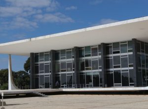 defesa-pede-autorizacao-do-stf-para-que-bolsonaro-possa-operar-ombro